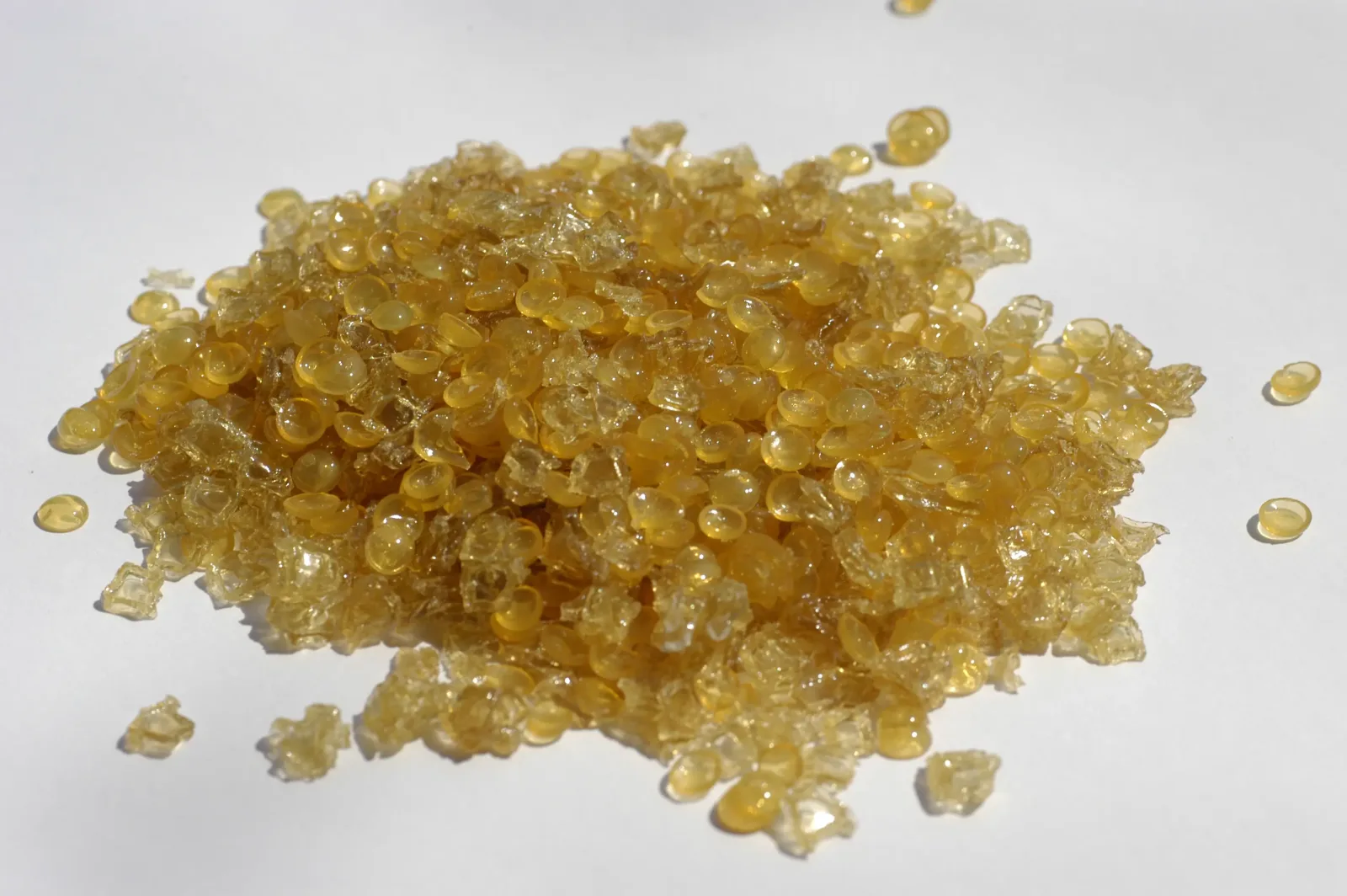 動物膠（骨膠）的琥珀色顆粒特寫