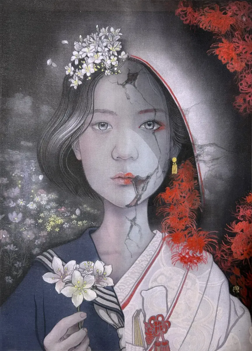 〈幸子〉人物肖像，女子臉龐浮現裂痕，白色油桐花與紅色彼岸花分列畫面兩側。