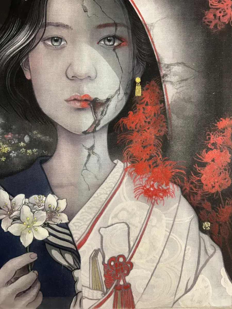 〈幸子〉局部：人物臉部裂痕、紅色彼岸花、白色油桐花與衣飾細節。