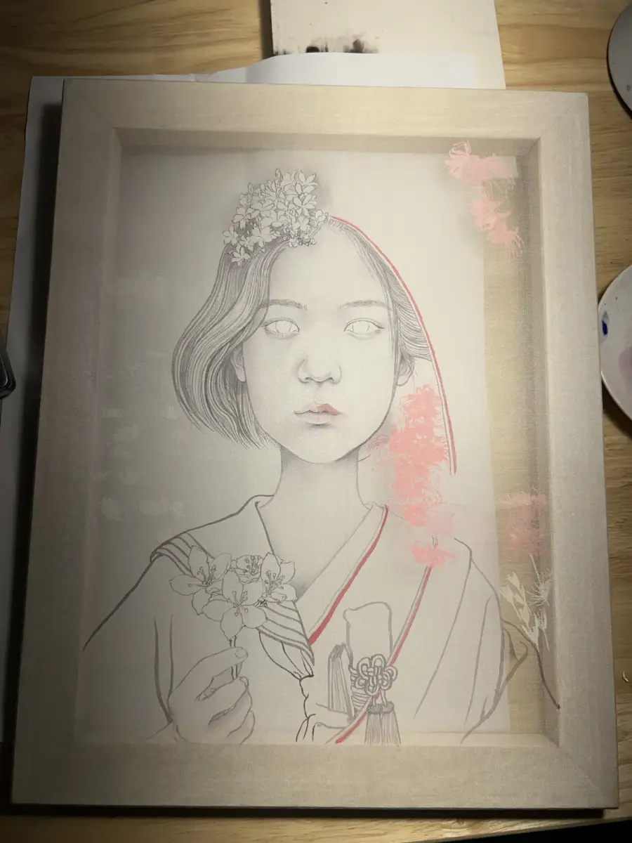 〈幸子〉創作過程：絹本上的人物與花卉線稿，局部已開始施加紅色。